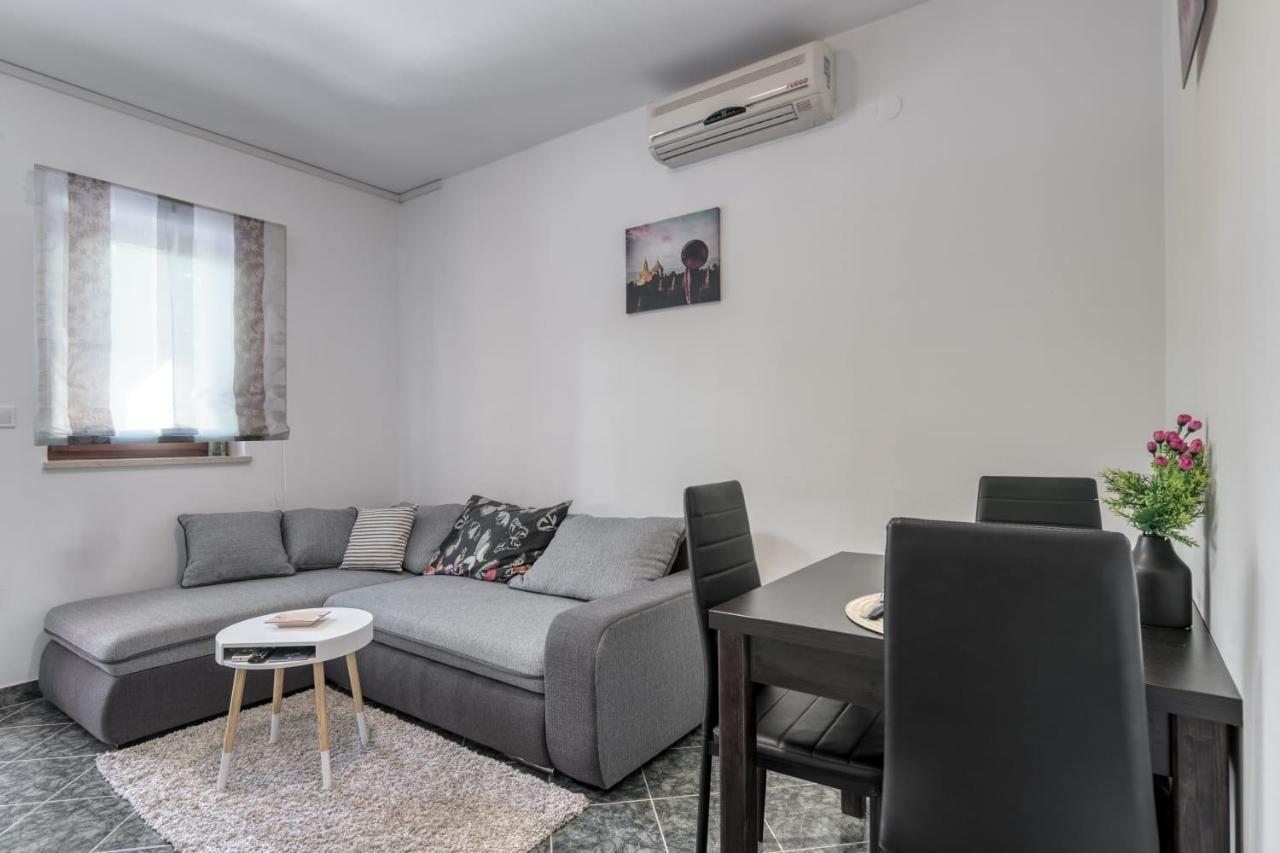 Orhideja Apartment With Private Backyard Premantura Εξωτερικό φωτογραφία